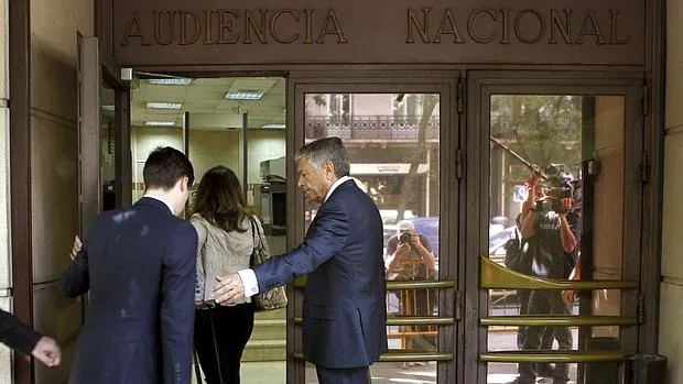 Modesto Crespo, a la derecha, llega a la Audiencia Nacional