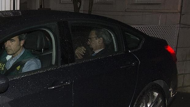 Mario Conde, en un coche de la Guardia Civil, a la salida del registro de su domicilio