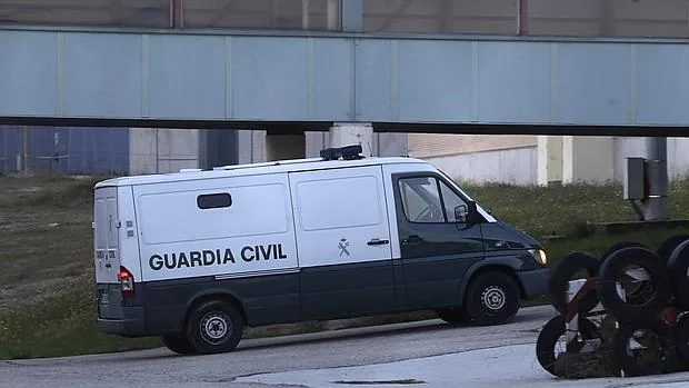 Furgón de la Guardia Civil en el que el expresidente de Banesto Mario Conde ingresó en la prisión de Soto del Real