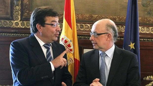 El presidente extremeño, Guillermo Fernández Vara (i) conversa con el ministro de Hacienda y Administraciones Públicas, Cristóbal Montoro (d)
