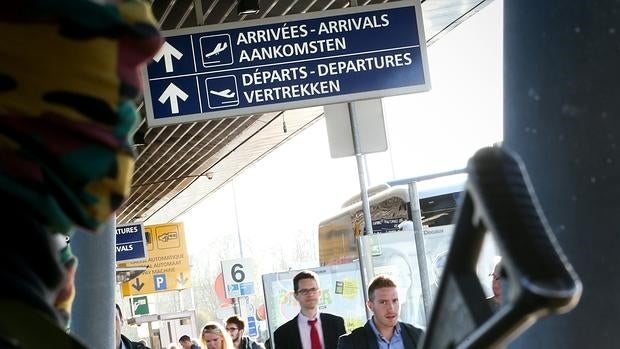 Un soldado custodia el aeropuerto de Charleroi tras los ataques terroristas en Zaventem