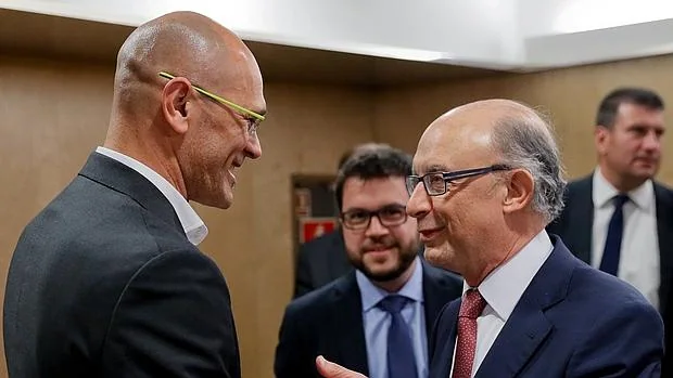 El consejero de Exteriores catalán, Raül Romeva, y el ministro de Hacienda, Cristóbal Montoro