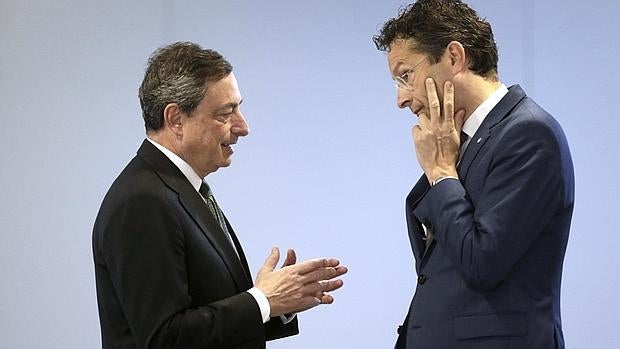 El presidente del Eurogrupo, Jeroen Dijsselbloem, charla con Mario Draghi, presidente del BCE