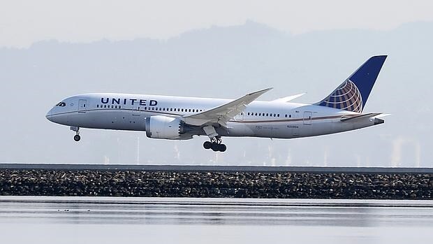 Avión Boeing 787 Dreamliner de United Airlines en el aeropuerto de San Francisco, California,