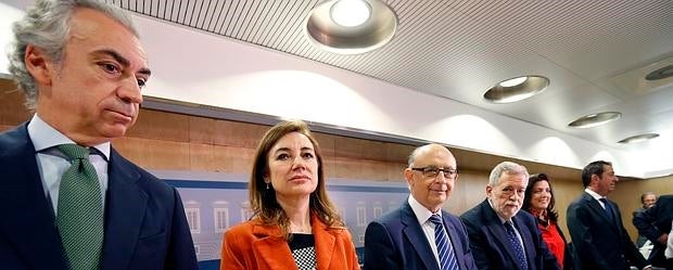 El ministro de Hacienda y Administraciones Públicas en funciones, Cristóbal Montoro junto a los secretarios de Estado de Hacienda, Miguel Ferre (izquierda); de Presupuestos, Marta Fernández Currás; y Administraciones Públicas, Antonio Beteta (4a la derecha), al inicio de la reunión del Consejo de Política Fiscal