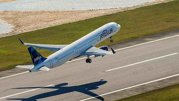 Fotografía cedida en donde aparece la aeronave modelo A321 que el grupo europeo Airbus entregó a la compañía aérea JetBlue hoy, lunes 25 de abril de 2016, en la planta de Mobile, Alabama (EE.UU.)