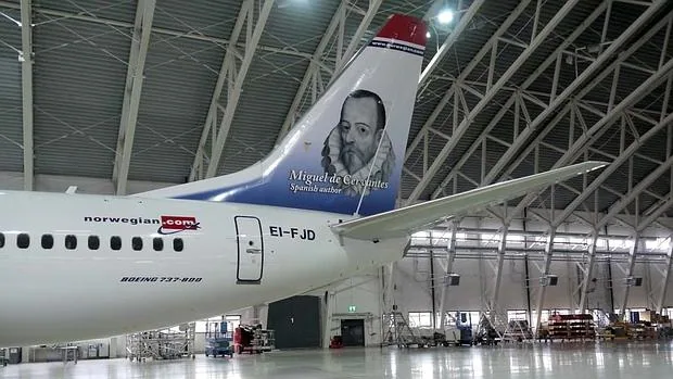 La aerolínea Norwegian decora la cola de un avión con la figura de Cervantes