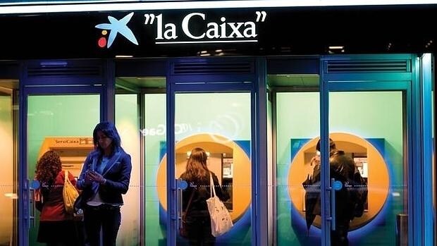 Caixabank cobra dos euros a quien no es su cliente por usar sus cajeros
