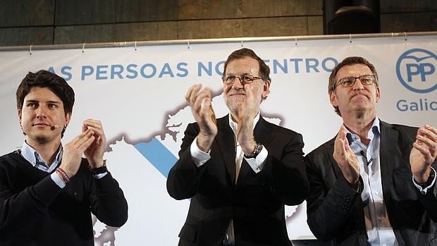 Mariano Rajoy (centro) durante un acto electoral en Galicia con el presidente de la Xunta, Alberto Núñez Feijoo (dcha)