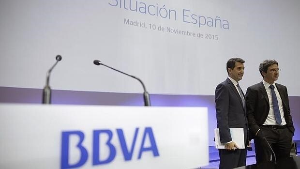 El economista jefe de BBVA, Jorge Sicilia (d), y el economista jefe de BBVA Research, Rafael Doménech