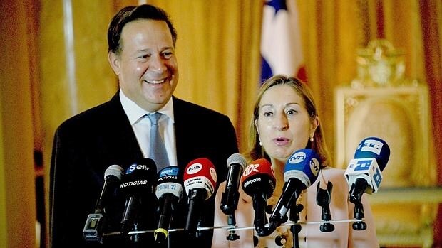 Ana Pastor junto al presidente de Panamá, Juan Carlos Varela