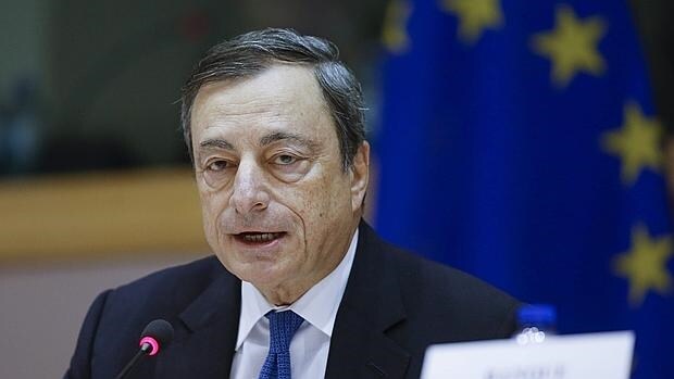 El presidente del Banco Central Europeo (BCE), Mario Draghi, participa en una audiencia en la Comisión de Asuntos Económicos y Monetarios de la Eurocámara