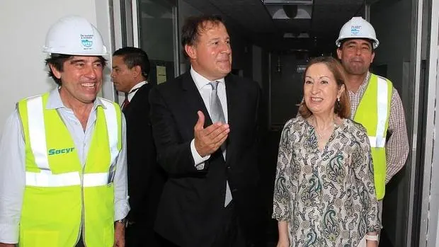 El presidente de Panamá, Juan Carlos Varela (c), junto a la ministra de Fomento de España en funciones, Ana Pastor (d), y el presidente de Sacyr, Manuel Manrique (i)