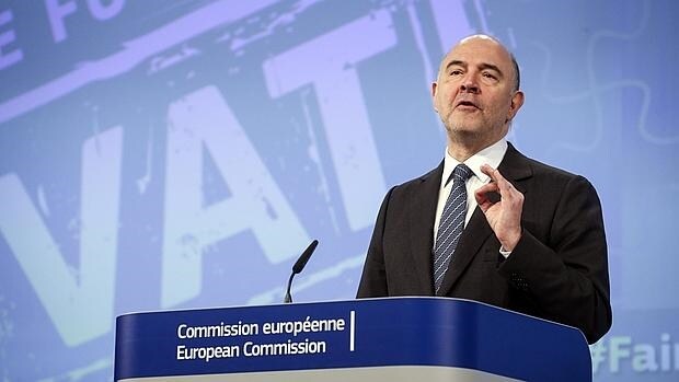 El comisario europeo de Asuntos Económicos y Financieros, Pierre Moscovici, interviene durante una rueda de prensa celebrada para presentar un "plan de accion" para la modernización del IVA en la UE, en Bruselas, Bélgica