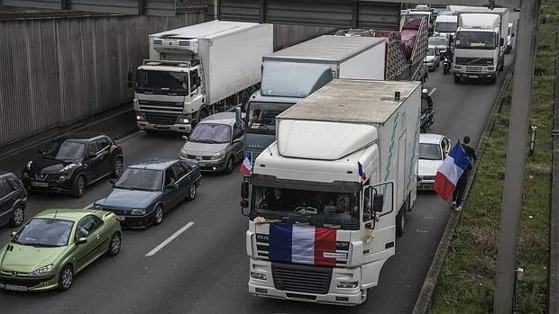 Varias personas cortan una carretera durante una protesta contra la reforma laboral del Gobierno en París