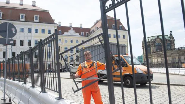 Un operario refuerza la segurida entorno al el hotel Taschenbergpalais Kempinski de Dresde, que acogerá entre el 9 d y el 11 junio la reunión del Club Bilderberg