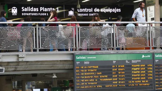 Un panel informa de los trayectos cancelados en la estación madrileña de Atocha en la primera de las jornadas de huelga