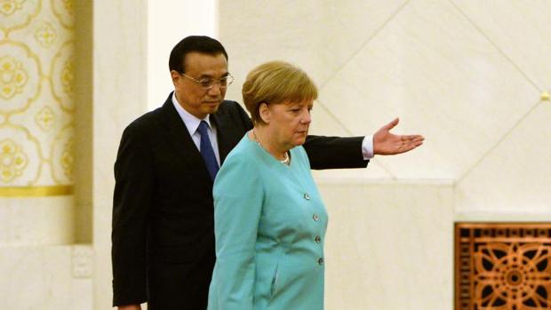 La canciller alemana, Angela Merkel, y el primer ministro de China, Li Keqiang