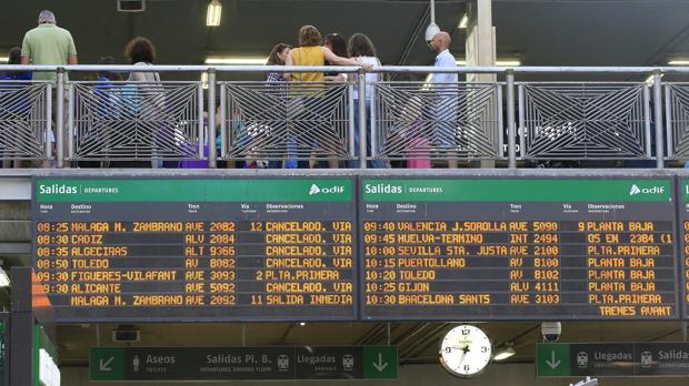 Paneles informativos de la estación de Atocha que anuncian las cancelaciones de algunos trenes con motivo de la huelga de maquinistas de Renfe