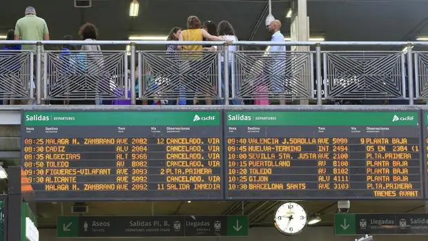 Paneles informativos de la estación de Atocha que anuncian las cancelaciones de algunos trenes con motivo de la huelga de maquinistas de Renfe del pasado martes
