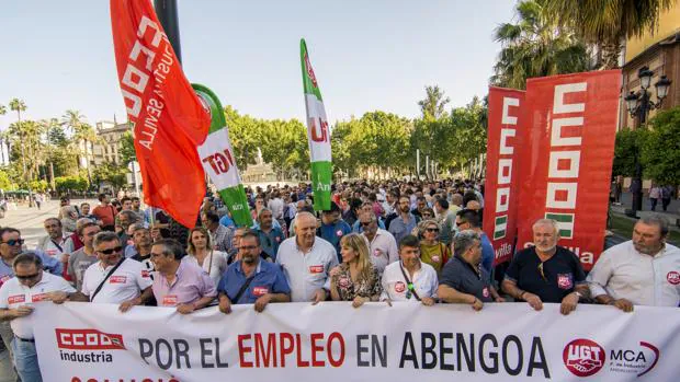 Un momento de la manifestación convocada esta tarde en Sevilla por los sindicatos CCOO y UGT en señal de protesta ante el Expediente de Regulación de Empleo (ERE) presentado por Inabensa del grupo Abengoa