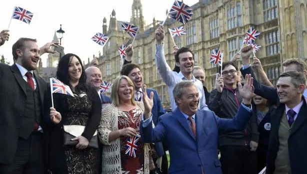 El líder del UKIP, Nigel Farage, y sus seguidores celebran la victoria del «Leave»
