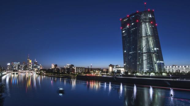 Vista de la sede del Banco Central Europeo (BCE) en una imagen tomada con larga exposición en la noche del 6 de junio de 2015 en Fráncfort (Alemania)