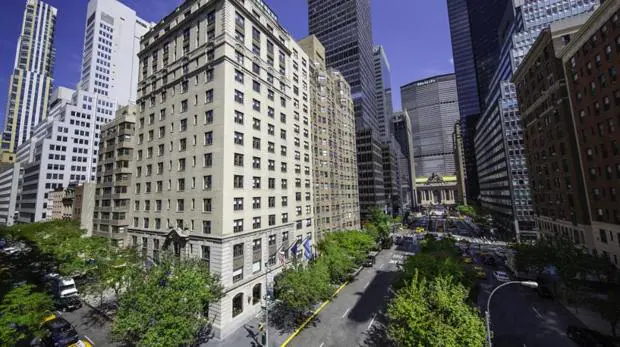 El hotel tiene 16 plantas y esta en pleno centro de Nueva York
