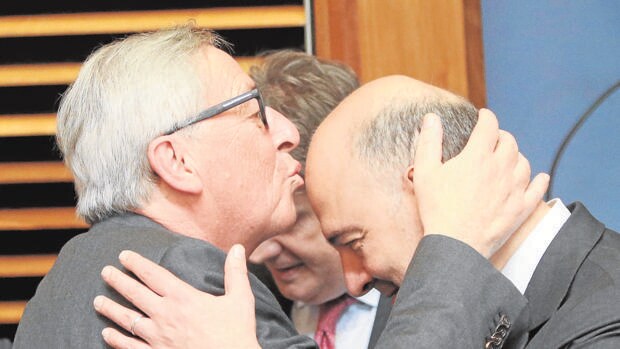 Juncker con Moscovici, en una imagen de archivo