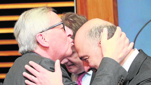 Juncker con Moscovici, en una imagen de archivo