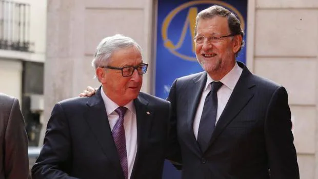 El Presidente de la Comisión Europea, Jean-Claude Juncker, junto al Presidente de España en funciones Mariano Rajoy