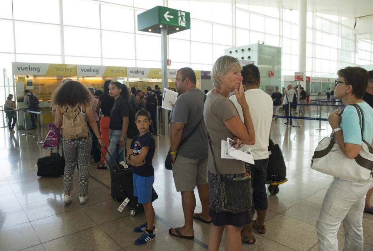 Un grupo de afectados en el Aeropuerto de El Prat