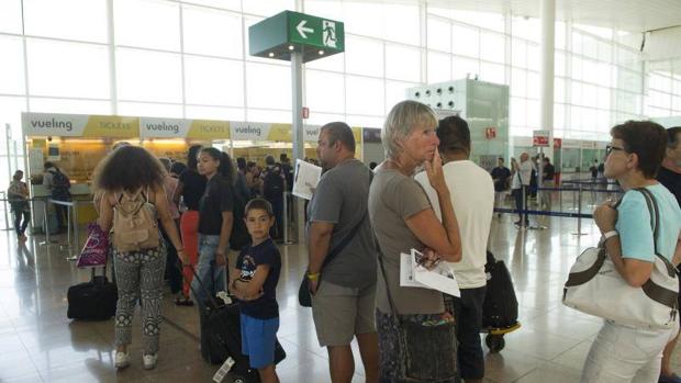 Un grupo de afectados en el Aeropuerto de El Prat