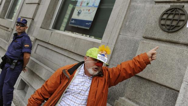 Un hombre protesta en la sede de Liberbank en Oviedo