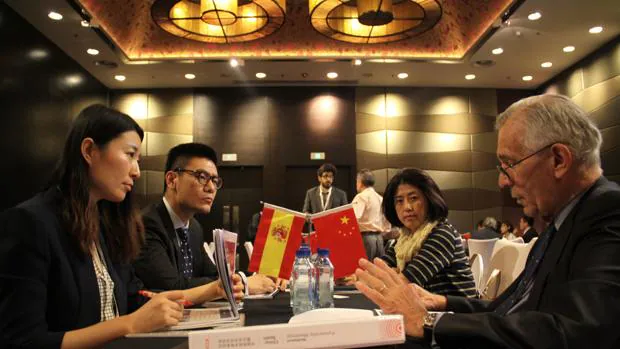 El vicepresidente de Técnicas Reunidas y exembajador de España en Pekín, José Pedro Sebastián de Erice, en una reunión con las empresas chinas