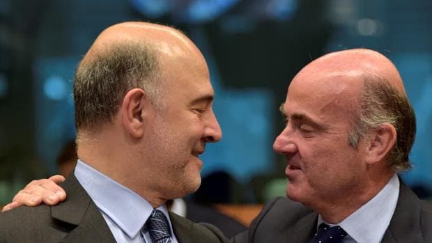 El comisario de Asuntos Económicos, Pierre Moscovici, junto al ministro de Economía en funciones, Luis de Guindos
