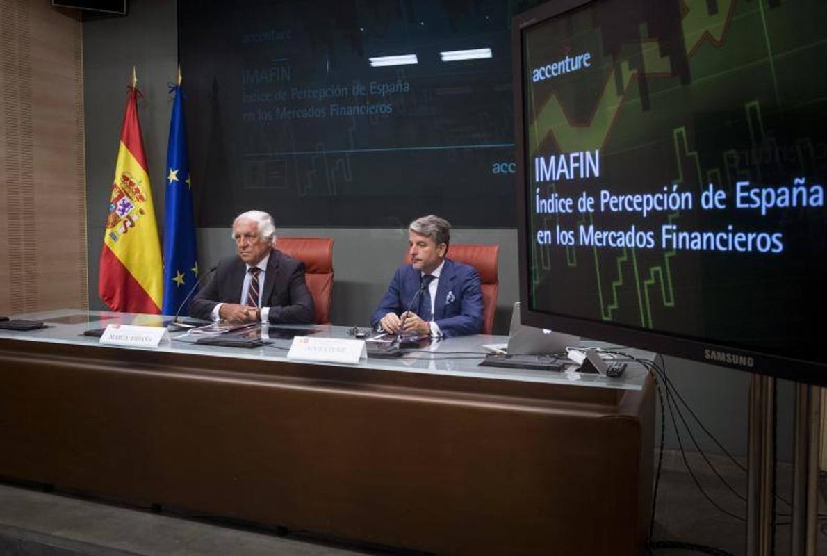 El alto comisionado para la Marca España, Carlos Espinosa de los Monteros, y el presidente de Accenture España, Juan Pedro Moreno