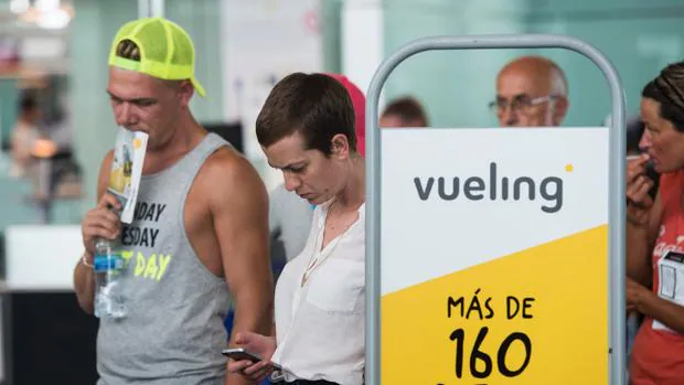 Viajeros afectados por los incidentes de Vueling en El Prat