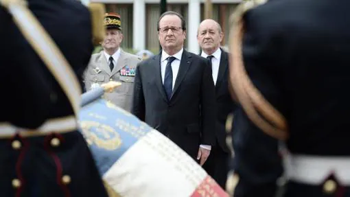 El presidente francés Francois Hollande junto al jefe del Staff General del Ejército de Francia