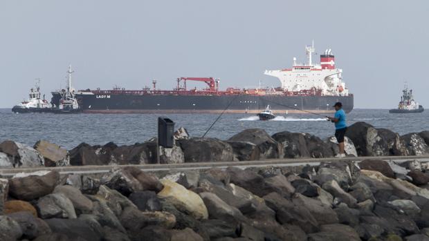 El petrolero liberiano Lady M, en el puerto de Las Palmas de Gran Canaria