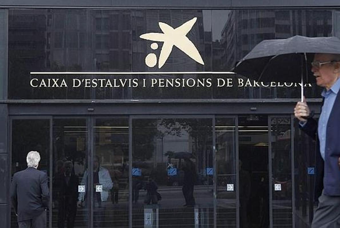 Imagen de archivo de la sede de Caixabank en Barcelona, una de las entidades con más cláusulas suelo