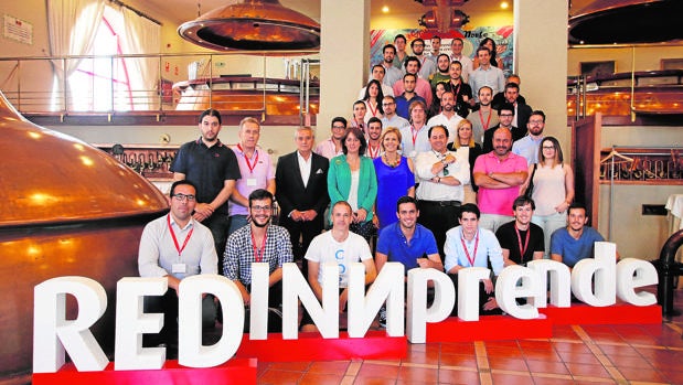 Mª Ángeles Rodríguez de Trujillo, directora de la Fundación Cruzcampo, con los participantes