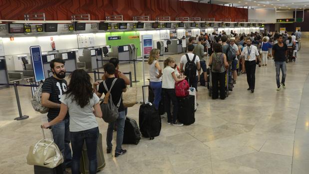 Operacion salida de vacaciones en el aeropuerto de Madrid Barajas