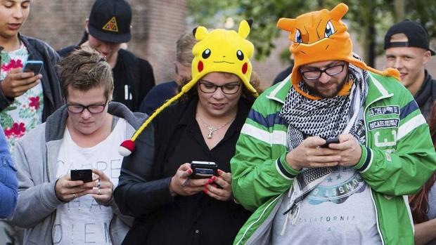 Personas jugando a 'Pokémon Go'