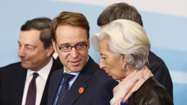 El presidente del Bundesbank, Jens Weidmann, junto a la directora gerente del FMI, Christine Lagarde, con el presidente del BCE, Mario Draghi, de fondo en una cumbre del G20