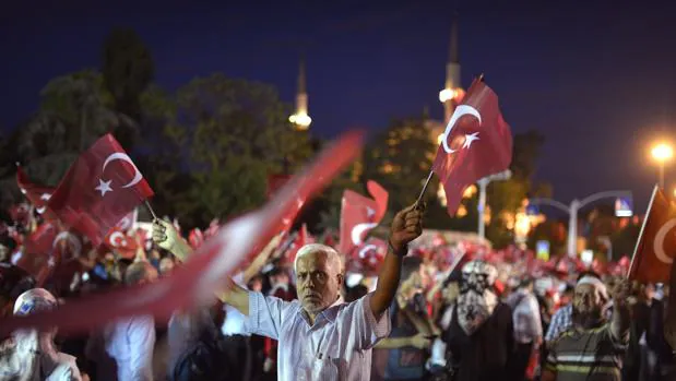 Manifestantes agitan banderas durante una protesta contra el fallido golpe de Estado
