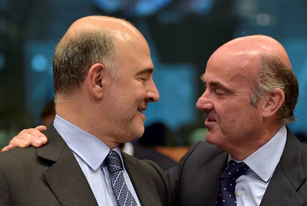 Pierre Moscovici, comisario de asuntos económicos, junto a De Guindos, ministro de economía en funciones