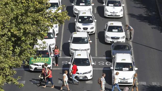 Los taxistas miran con lupa la aplicación que promete revolucionar el sector