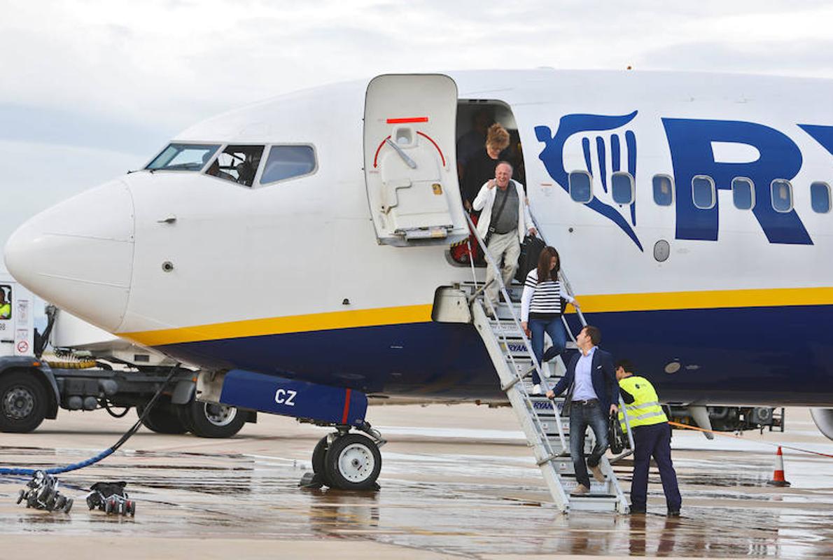 Pasajeros desembarcando de un avión de Ryanair