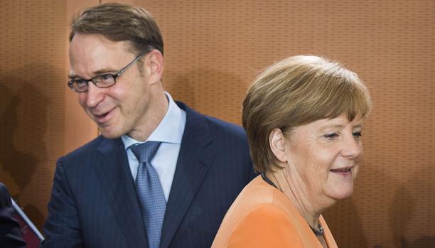 Jens Weidmann, presidente del Bundesbank, junto a Angela Merkel, canciller alemana